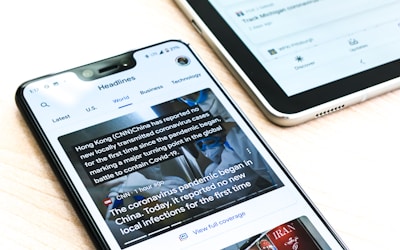 深度专题报道配图显示记者正在分析体育赛事数据和撰写文章